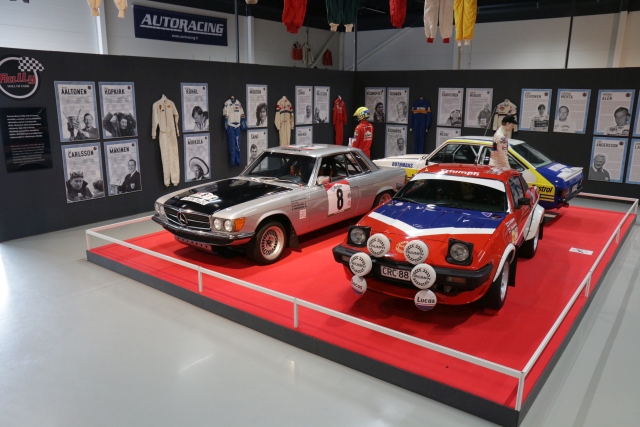 Kansainväliseen Hall of Fameen nimettyjen rallitähtien taulut Rallimuseon seinällä. Lisäksi osasta nimetyistä näytteillä ajohaalareita tai ralliautoja.