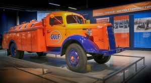 30-luvun Volvo-säiliöauto on kirkkaan oranssi sinisillä lokasuojilla.