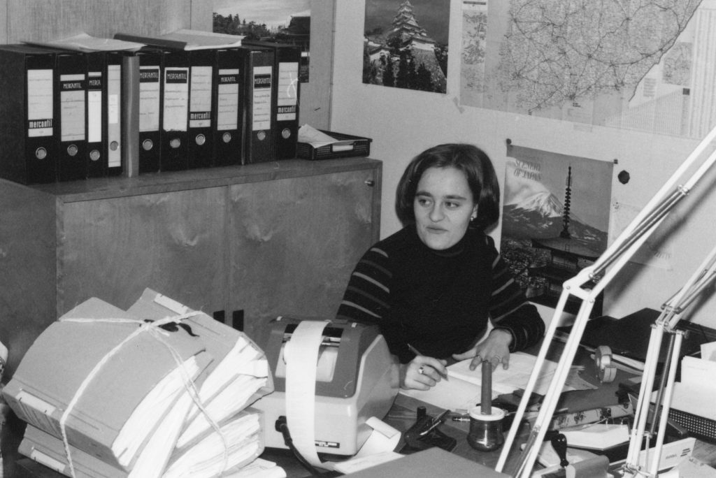 Tarvontien rakennus- ja suunnittelutoimiston henkilöstöä työpöytänsä ääressä 1968. Tarvontien rakentaminen. Sukeltaja Mustajoen työmaalla maaliskuussa 1966. © Mobilia