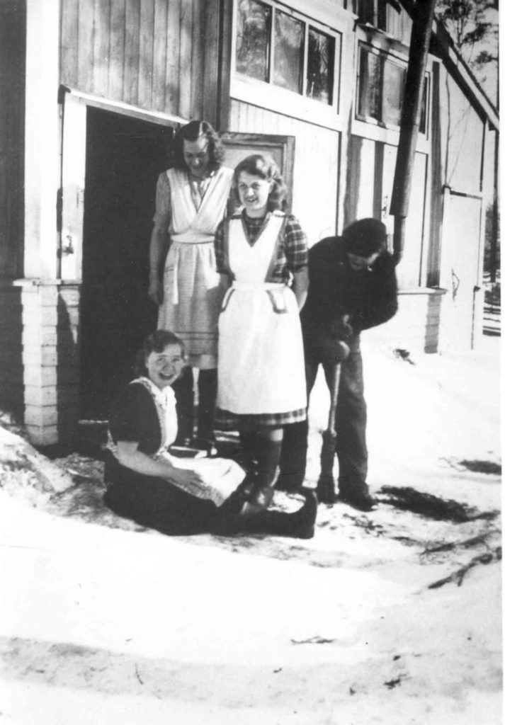 Ruokalan henkilökuntaa ruokalan oven edessä kevättalvella 1949. Kuvaaja: Lauri Koikkalainen. © Väylävirasto - Mobilia
