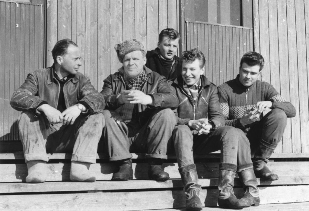Työmiehiä istumassa parakin rappusilla vuonna 1958
