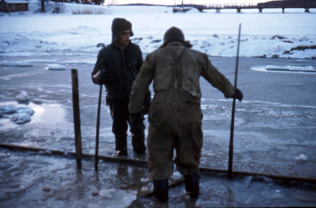 Tarvontien rakentamista talvella 1958. Kankimiehiä Laajalahden jäällä.