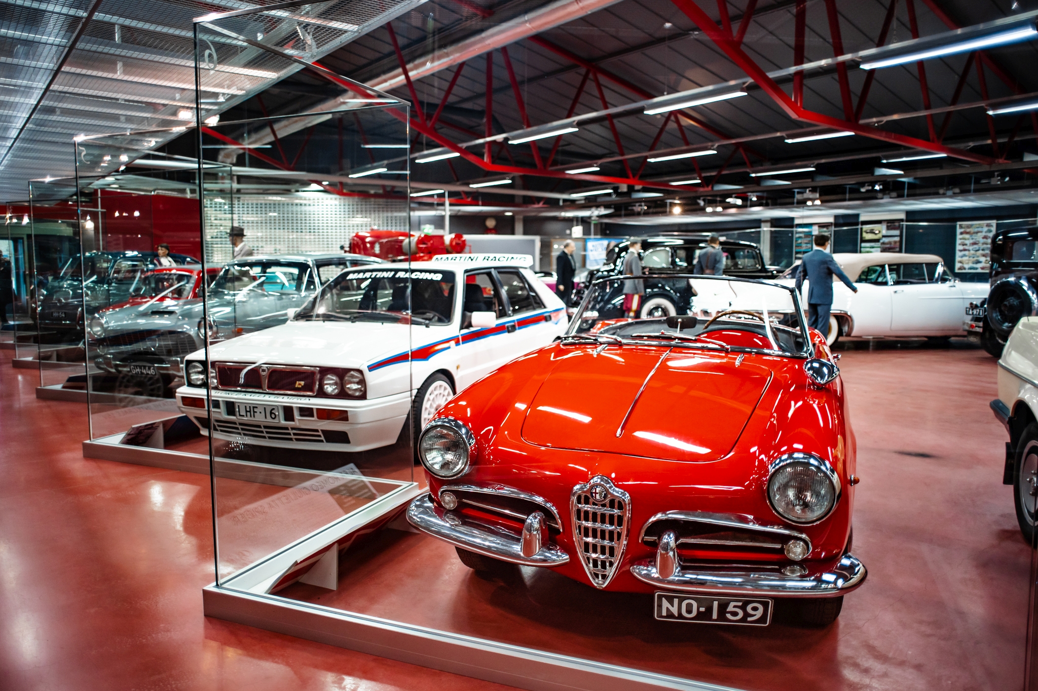 Vanhoja italialaisia autoja esillä näyttelyssä.