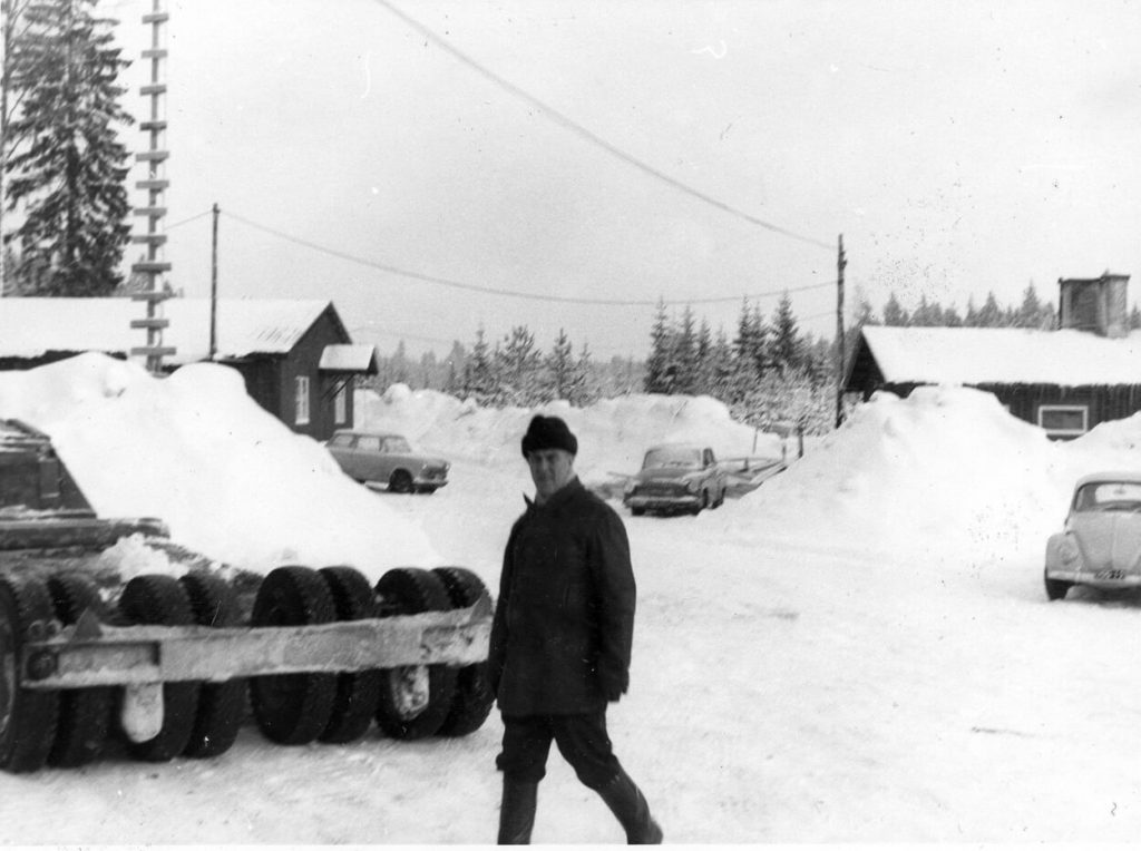 Mies Espoon Kolmperän parakkikylässä tammikuussa 1966. © Väylävirasto – Mobilia