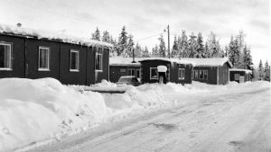 Parakkikylien arki oli yleensä karua ja parakit koruttomia. Kuvassa Melonsaaren tukikohta Keuruulla 1966. Suurille työttömyystyömaille nousi useita tällaisia parakkikyliä. © Väylävirasto – Mobilia