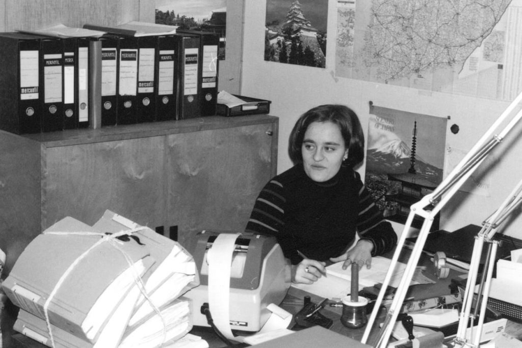 Tarvontien rakennus- ja suunnittelutoimisto henkilöstöä työpöytänsä äärellä tammikuussa 1968. © Mobilia