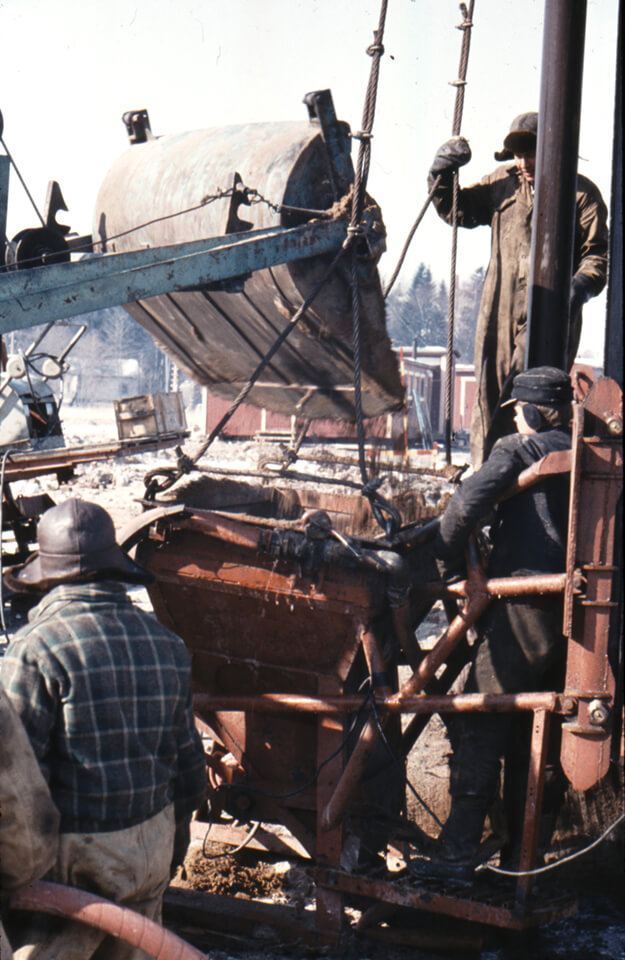 Tarvontien rakentaminen maaliskuussa 1958. Miehiä tekemässä pystyojitusta ojituskoneella. Kuvaaja: Liisa-Maija Tolonen-Pirhonen/I.V.O. Pirhonen © Väylävirasto – Mobilia