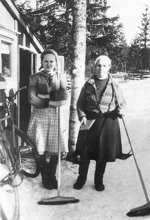 Siivoojat toimiston edessä kevättalvella 1949. Kuvaaja: tiemestari Lauri Koikkalainen. © Väylävirasto - Mobilia
