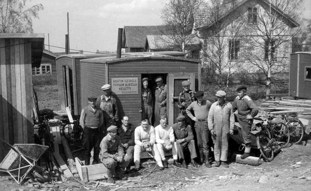 Jossakin Varsinais-Suomessa toukokuussa 1954. Miehiä työmaaparakin edustalla. © Väylävirasto – Mobilia