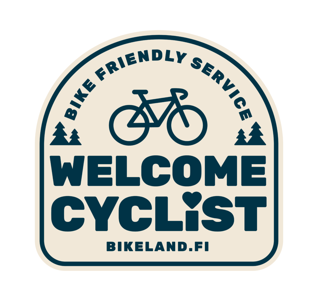 Englanninkielinen tervetuloa pöyräilijä -logo, jossa vaaleankeltaisella pohjalla teksti joka kertoo pyöräilijäystävällisestä palvelusta sekä sivukuva polkupyörästä.