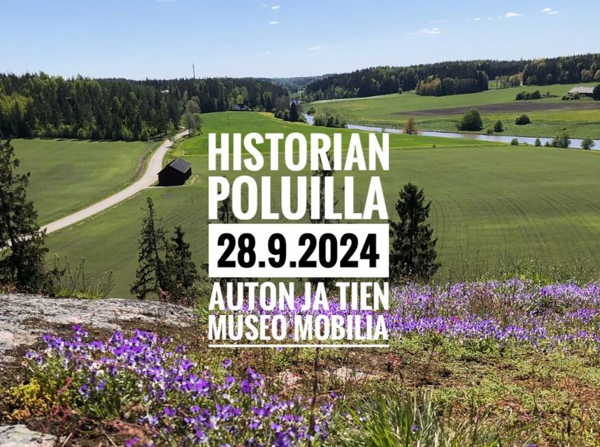 Maalaismaisema näkymä kalliolta. Kesäisessä peltomaisemassa kulkee hiekkatie, taivaan rannassa metsikkö, taivas on vaaleansininen. Keskellä kuvaa teksti Historian poluilla 28.9.2024 Auton ja tien museo Mobiliassa