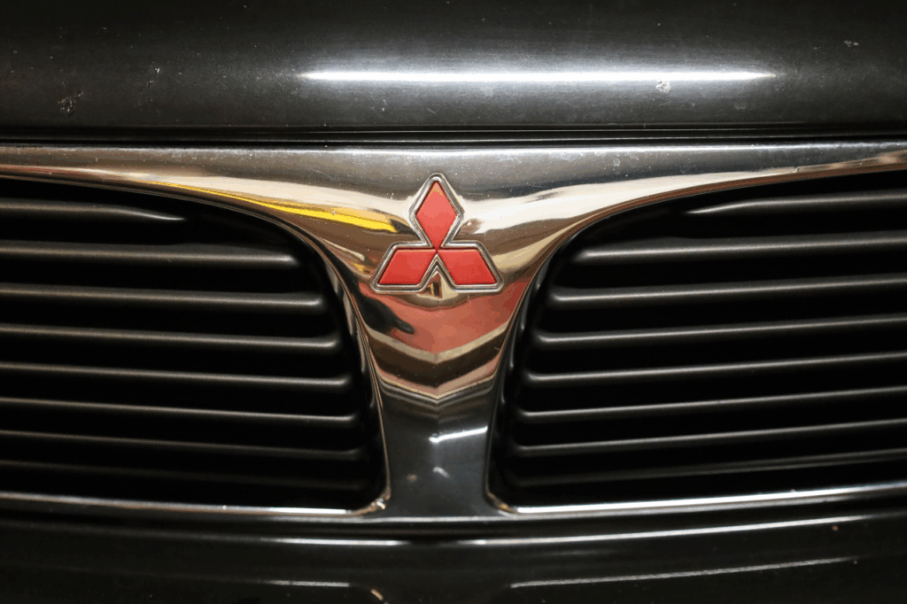 Mustan Mitsubishin keula, jossa näkyy punainen Mitsubishing logo.