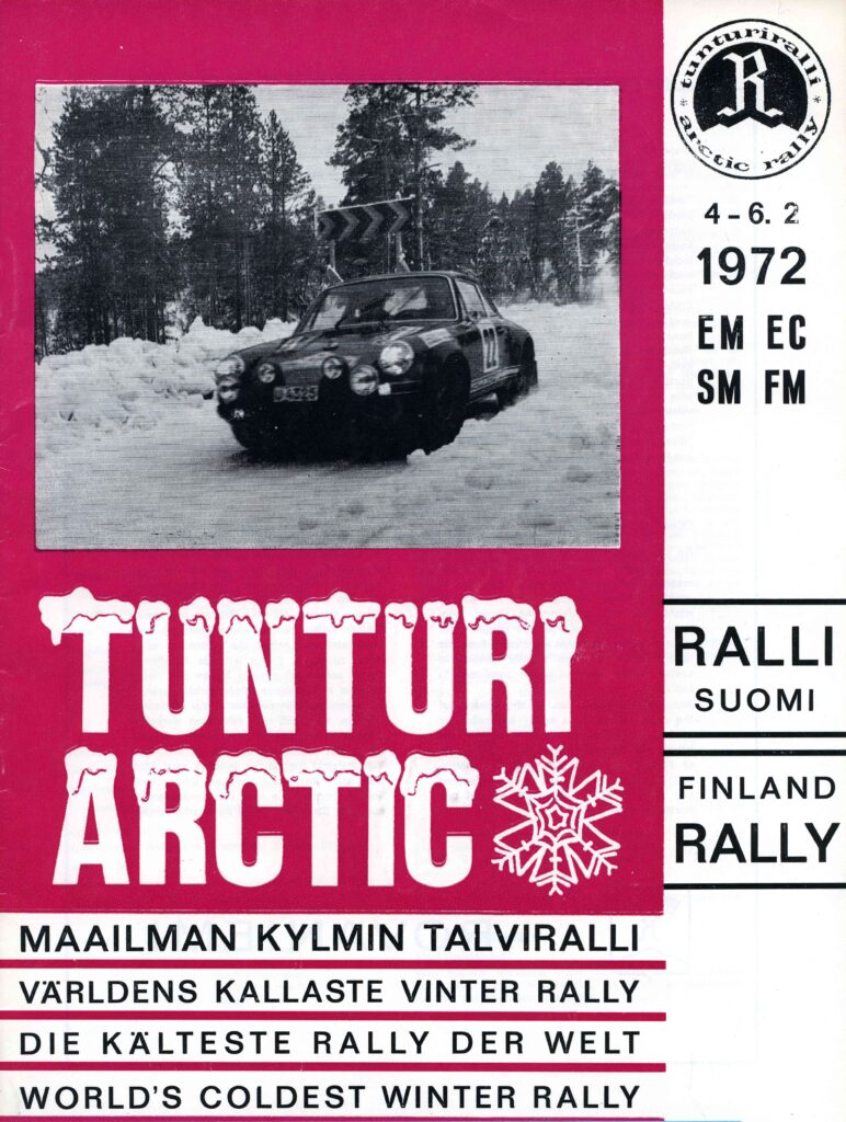 Tunturirallin ohjelma vuodelta 1972 on nelikielinen: suomi, ruotsi, saksa, englanti. Violetinpinkki pohjaväri muuten mustavalkoisessa esitteessä ralliautokuvan ja otsikon alla.