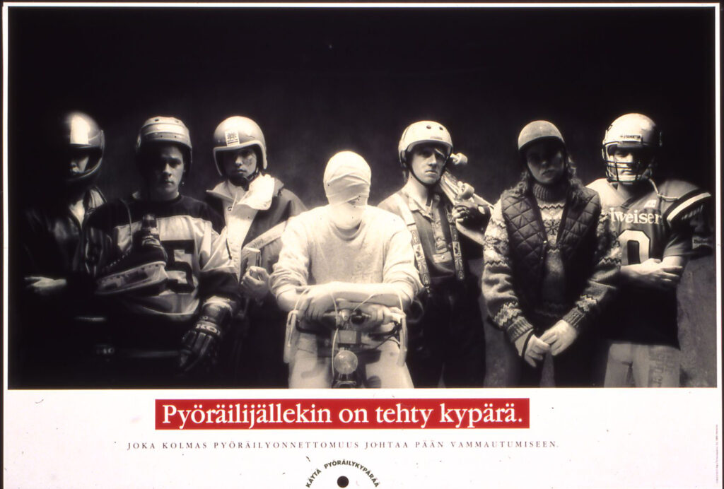 Liikenneturvan pyöräilykypärän käyttöön liittyvä valistusjuliste. Kuvassa henkilöitä kypärät päässä.