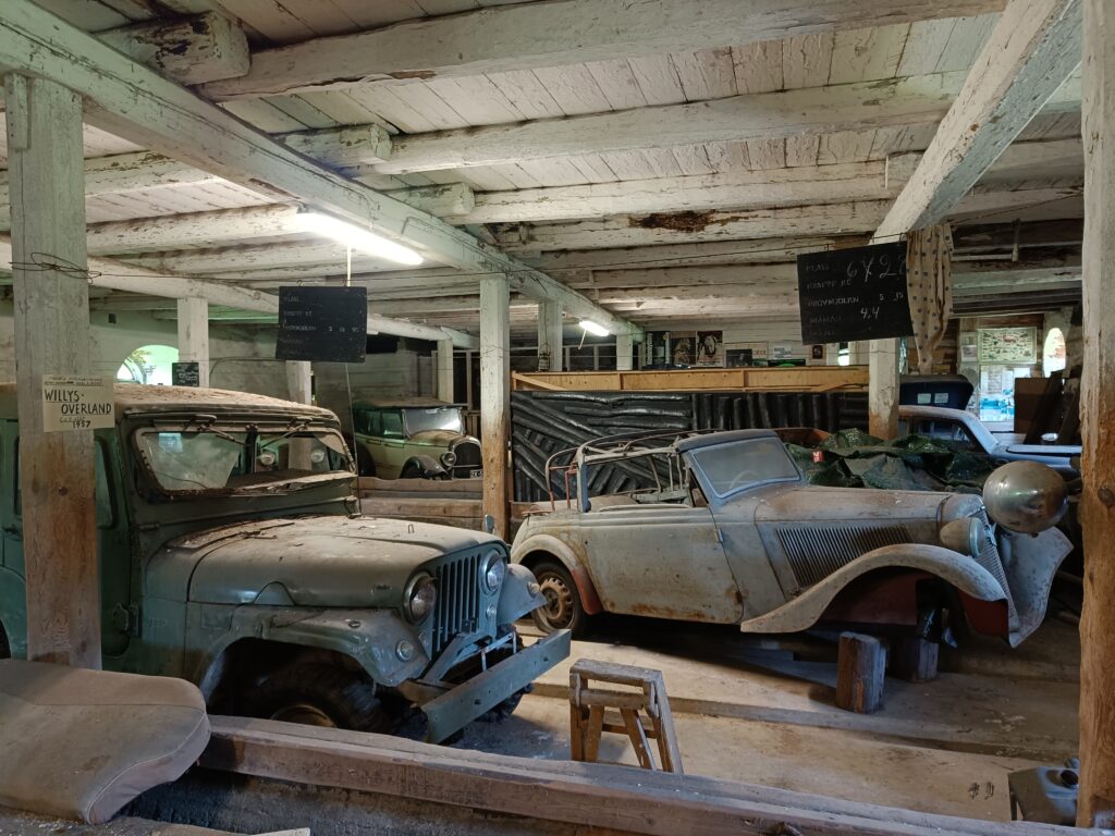 Stensbölen automuseon ajoneuvoja